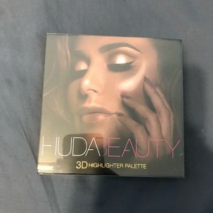 Huda Beauty Highlighter Palette